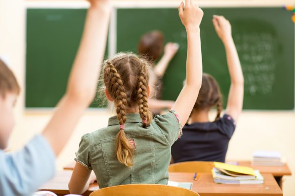 Der Start in das neue Bildungsjahr soll so normal wie möglich erfolgen, hoffen die Bildungsdirektorin Evelyn Marte-Stefani sowie die Landesrätinnen Barbara Schöbi-Fink und Martina Rüscher (v.l.). Shutterstock, VLK