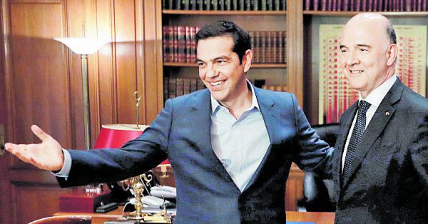 Griechenlands Premier Tsipras mit EU-Kommissar Moscovici. AP