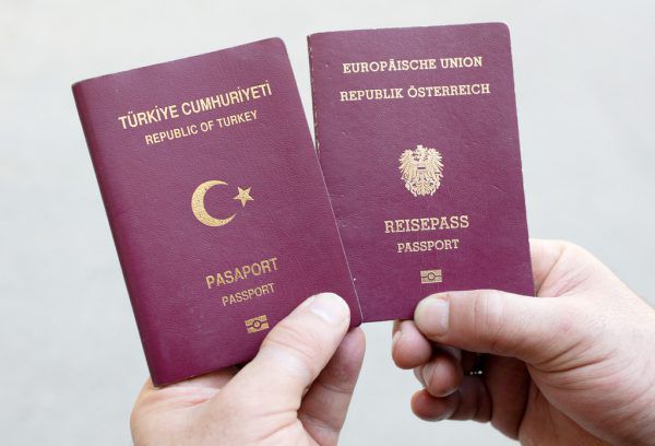 Im Pressefoyer gab es Neuigkeiten bezüglich möglicher illegaler Doppelstaatsbürgerschaften.