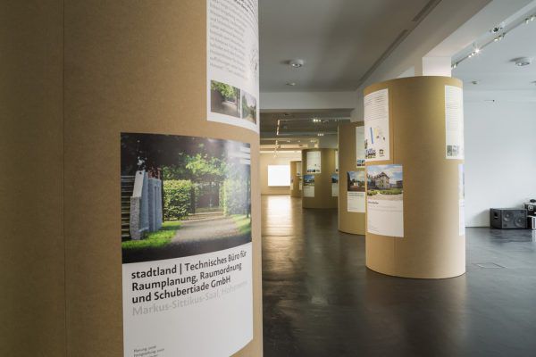 In der Ausstellung werden die gestalteten Freiräume auf Litfaßsäulen präsentiert.