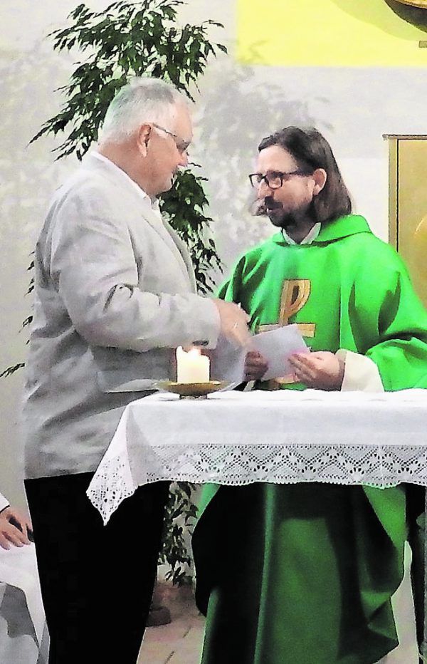 Klostervater Heinz Seeburger bedankte sich im Rahmen des Gottesdienstes am Sonntag bei Pater Johannes für sein Wirken. Privat