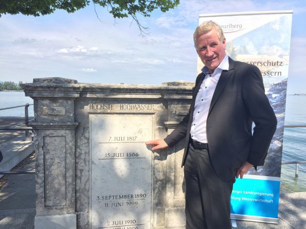 Landesrat Erich Schwärzler vor dem Hochwasserdenkmal am Molo in Bregenz. Jennifer Roth