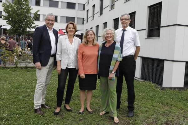 Landesstatthalter Karlheinz Rüdisser, Bürgermeisterin Andrea Kaufmann, Cornelia Matt (Geschäftsführerin Kaplan Bonetti Sozialwerke), Soziallandesrätin Katharina Wiesflecker, Dekan Erich Baldauf (Obmann Verein der Freunde Kaplan Bonetti) (v.l.). pzwei
