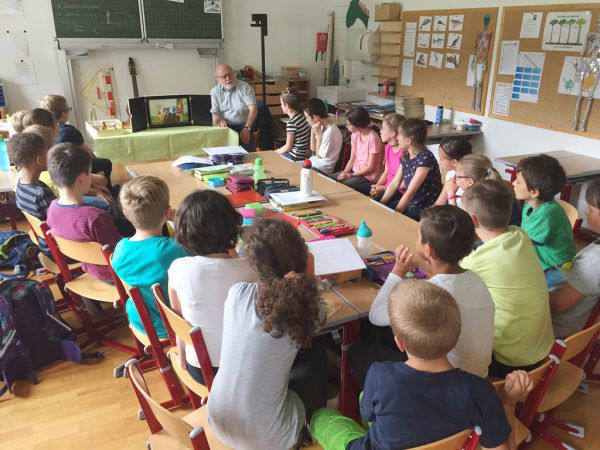 Lesepaten informieren Schüler über Demenz. Stadt Bludenz
