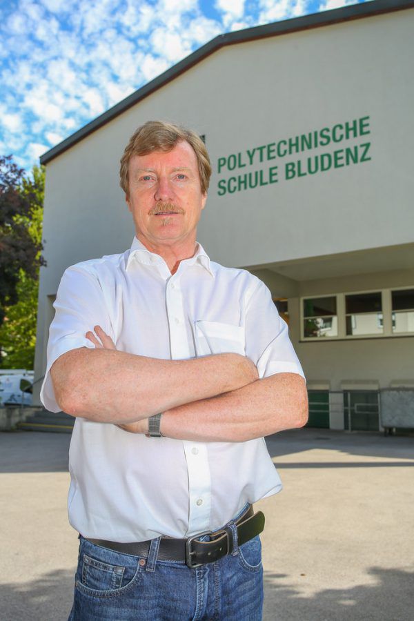 Manfred Sonder­egger (l.). Praktische Arbeiten im Poly (r.). Hofmeister, PTS Bludenz (2)