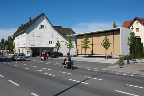 „Meet Anna“ kommt modern daher. Beton und Glas prägen das neue Gebäude im Ortskern von Lauterach. Klaus Hartinger