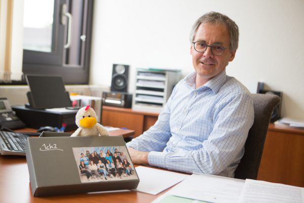 Oben: Frühreres Losverfahren wurde durch ein digitales abgelöst. Rechts: Direktor Johann Scheffknecht. Klaus Hartinger