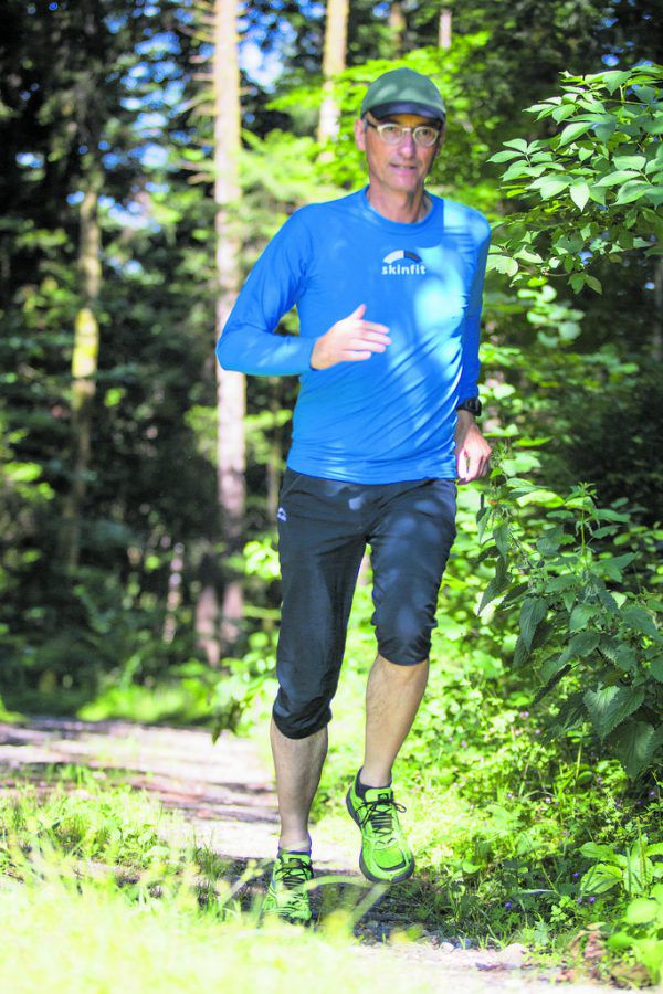 Oben: Hanno Schulz beim Lauftraining. Rechts: Bernhard Bechter alias Bearfood macht sich auf, den Himmel zu erobern.
