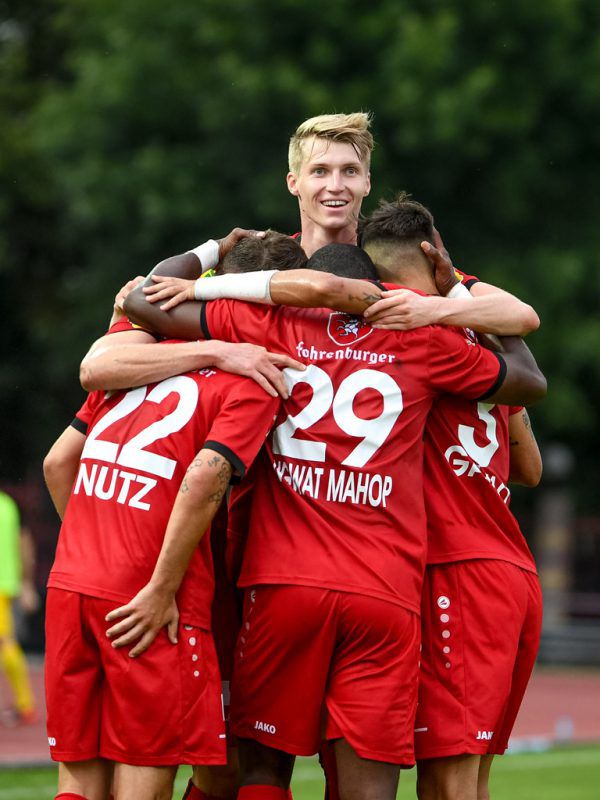Piesinger (Mitte) und Nutz (links) sind zwei Neuzugänge, die bereits vier Mal in fünf Spielen in der Startelf standen. GEPA/Lerch (8)