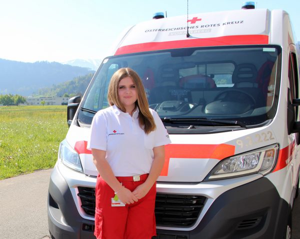 Sarah Rigo absolviert derzeit ihr Freiwilliges Sozialjahr in der Rotkreuz-Abteilung Feldkirch. Rotes kreuz