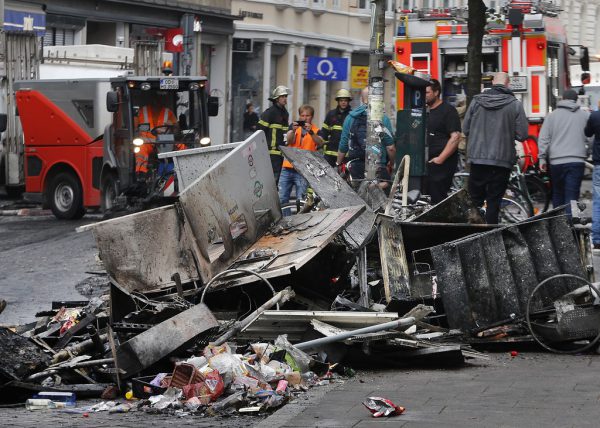 Schuttberge blieben von der Krawallnacht zurück. AFP (2), AP