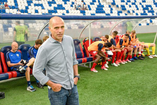 Seine Premiere im Europacup auf fremden Boden hat Trainer Klaus Schmidt bereits vor einer Woche gefeiert. Heute steht er erstmals in Altach an der Seitenlinie. GEPA