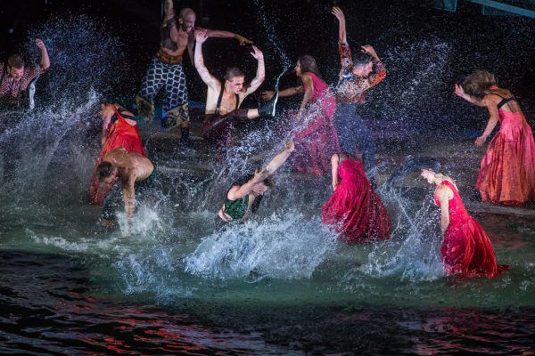 Starke Farben und Bilder: ein erotisch-aggressives Wasserballett. Gaëlle Arquez überzeugte mit einem farbenreichen Mezzosopran. Philipp Steurer(4)