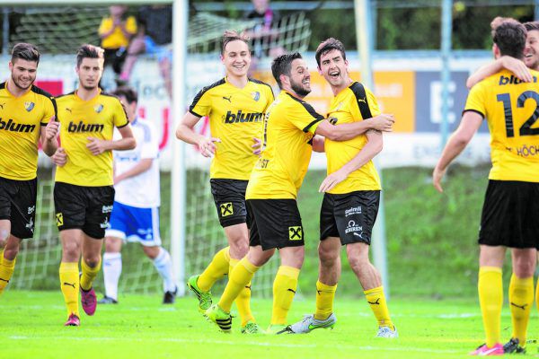 Stefan Prunitsch erzielte per Kopf das 1:0 für Höchst. Der Jubel über das Premieren-Tor in dieser Unterhaus-Saison war danach groß bei den Höchstern. Sams (2)