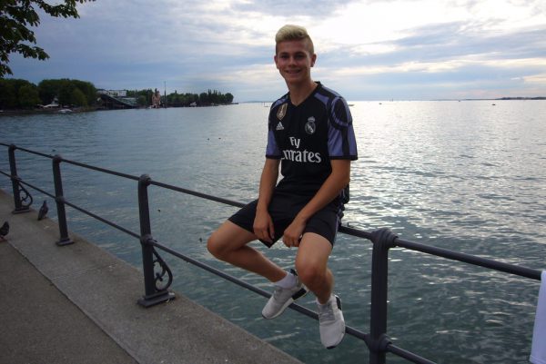 Stolz präsentiert Klincov die Trikots, die ihm von Real Madrid zur Verfügung gestellt wurden.Dedeleit (2)