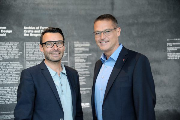 Thomas Geisler mit Kulturlandesrat Christian Bernhard (v.l.). VLK