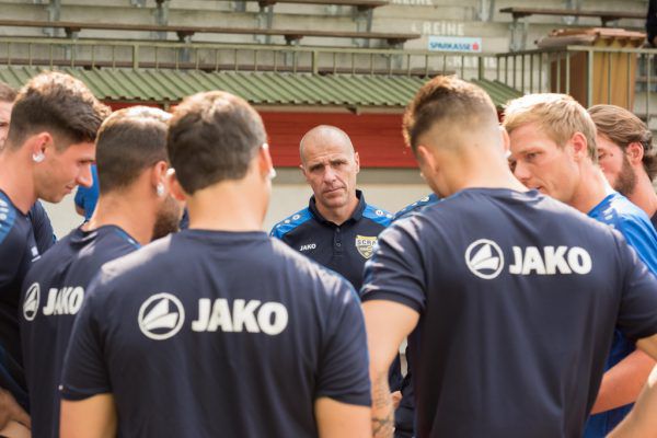 Trainer Klaus Schmidt muss entscheiden, wer spielt und wer nicht. Wie er selbst sagt, eine schwere Aufgabe, die ihm keinen Spaß macht. Stiplovsek