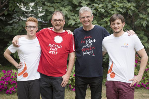 V.l.: Volontär Daniel Schwendinger, Vorstandsmitglieder Reinhard Heiserer und P. Petrus Obermüller mit Anton Schwärzler.Benedikt Hageneder/VOLONTARIAT bewegt