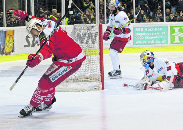 Ziga Pance (l.) jubelt im Halbfinale der zurückliegenden Saison über einen Treffer gegen Salzburg. Der Slowene hatte die Bullen um Tormann Bernhard Starkbaum und Michael Schiechl genarrt. APA