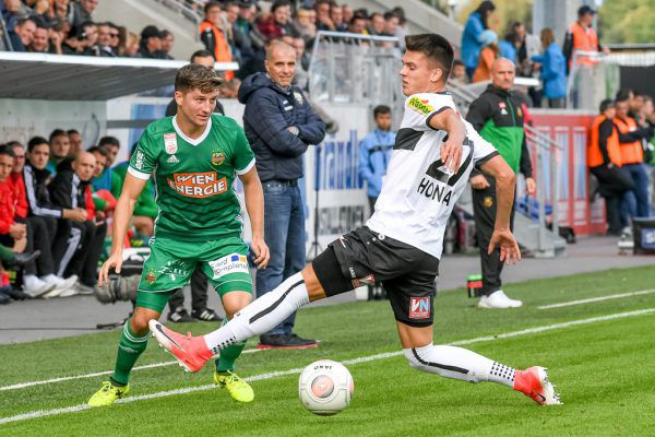 Altach-Coach Schmidt hatte viel Grund zur Freude mit seinen Jungs – hier Honsak im Duell mit Auer. Aber ausgerechnet der Ex-Altacher Galvao, der verabschiedet wurde (unten Mitte), verhinderte den Sieg. GEPA (4)