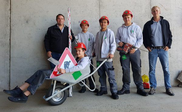 Ausbildungsleiter Markus Fritsch, Danino Vonblon, Samuel Türtscher, Abdullsattar Faiqi, Marco Noventa und Ausbilder Dominic Hertnagel. Tomaselli Gabriel Bau