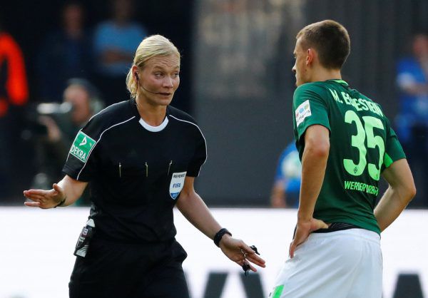 Bibiana Steinhaus bot eine souveräne Leistung und wird in Zukunft öfter in der höchsten deutschen Spielklasse pfeifen. REUTERS