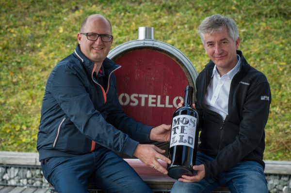 Brennmeister Josef Farthofer (l.) und Hotelier Hermann Haller mit dem Mostello-Fass, in dem ein besonderer Tropfen reift. Schmückinger