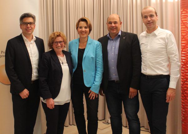 Bürgermeisterin und Parteiobfrau Andrea Kaufmann (Mitte) mit dem wiedergewählten Stadtparteivorstand. VP