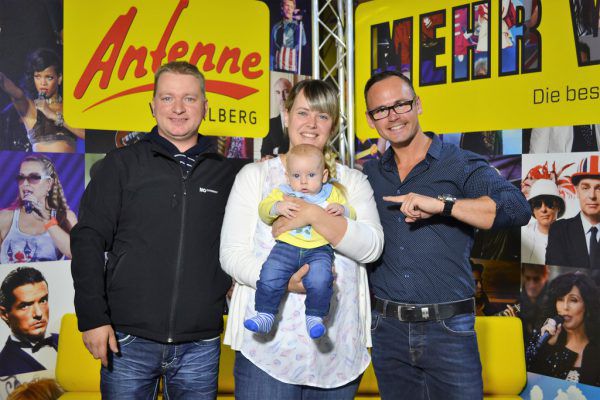 Carina Prossin mit Mirko (l.), ihrem Nachwuchs und Morgenmann Veith: Das gewonnene Geld wird den Urlaub versüßen.  Antenne Vorarlberg