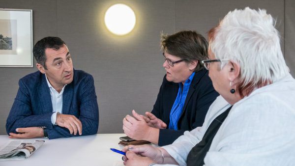 Cem Özdemir im Gespräch mit Sonja Schlingensiepen und Chefredakteurin Heidrun Joachim (v.l.). SZ/Michael Scheyer
