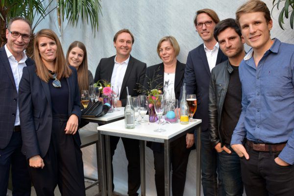 Das Team der Werbeagentur „Zur Gams“ mit den Geschäftsführern Jörg Ströhle (ganz links) und Thomas Gschossmann (4. v. l.) wurde gleich mehrfach ausgezeichnet.  Marion Hofer (6)