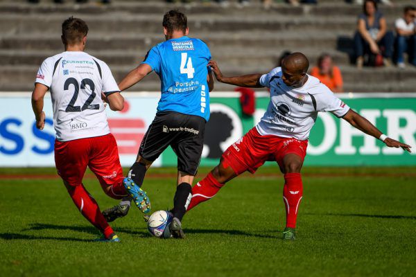 Der Dornbirner Ygor Carvalho (r.), der nach seiner langen Verletzungspause heuer erstmals auf der Birkenwiese im Einsatz war, besorgte gegen Anif den Endstand zum 2:2 Oliver Lerch