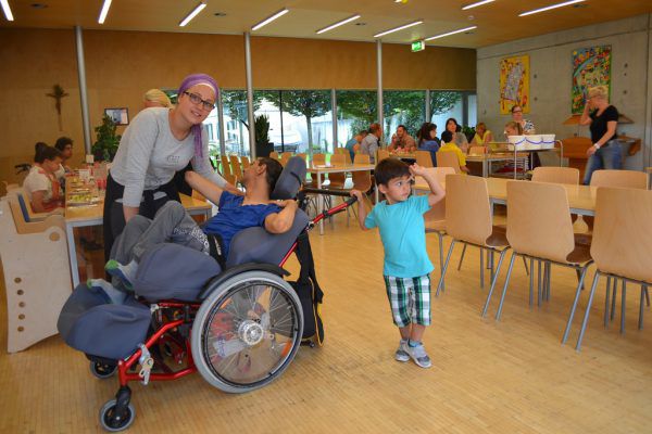 Der dreijährige Bedir stattet täglich seinem Freund Bilal einen Besuch ab. Caritas