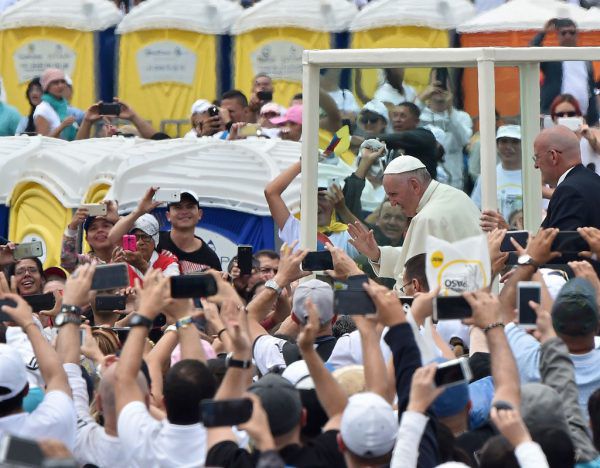 Der Papst wurde von der Menge begeistert empfangen.  AFP