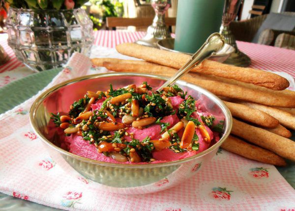 Die Grissini, die den Rote-Bete-Hummus ergänzen, müssen zweimal gebacken werden. Ulrike Hagen