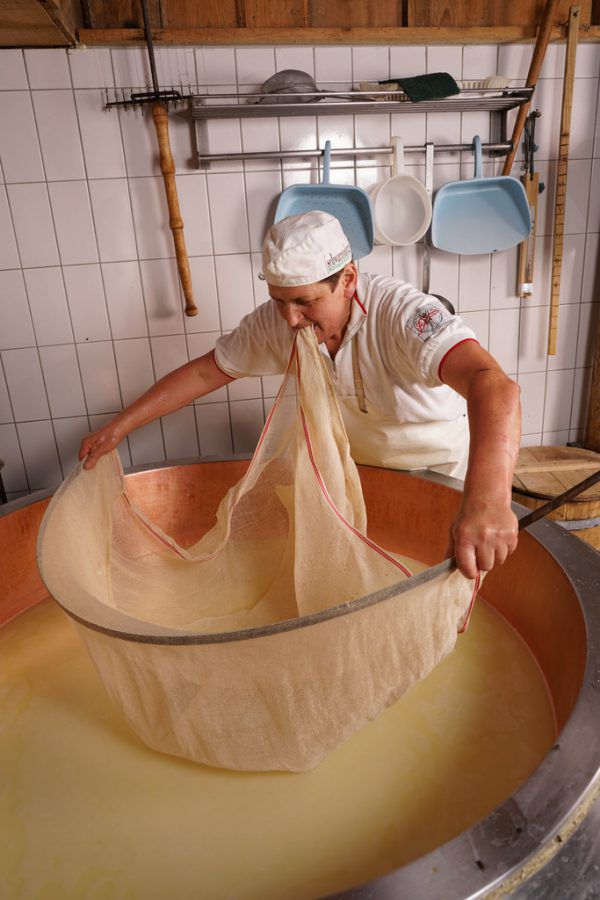 Die Käseherstellung erfolgt noch sehr ursprünglich. Selbst der Sennkessel wird noch mit Holz angefeuert.Theresia Schneider beherrscht jeden Handgriff. Nicht verwunderlich. Ihr ganzes Leben lang war sie im Sommer auf einer Alpe.