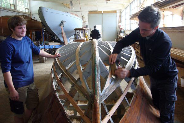 Die Lehrlinge Annegret Hoffmeier und Moritz Pulter bei der Arbeit in der Bootswerft. Dedeleit