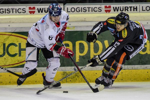 Dornbirn-Coach Dave MacQueen (r.) und alle Beteiligten erlebten im Westderby gegen Innsbruck Spannung pur. Gepa (3)