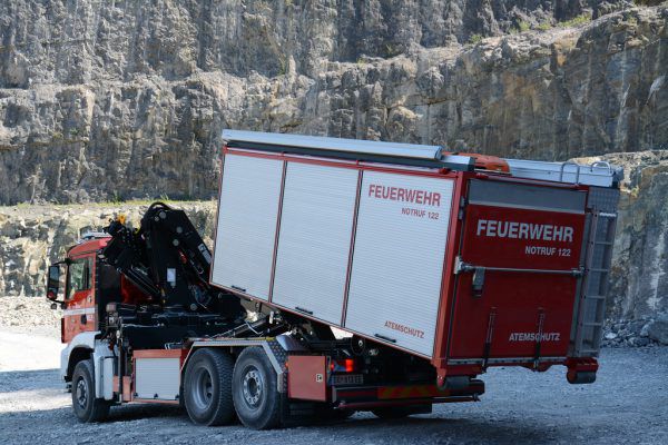 Ein Wechselladefahrzeug der Feuerwehr in Aktion. Stadt Dornbirn