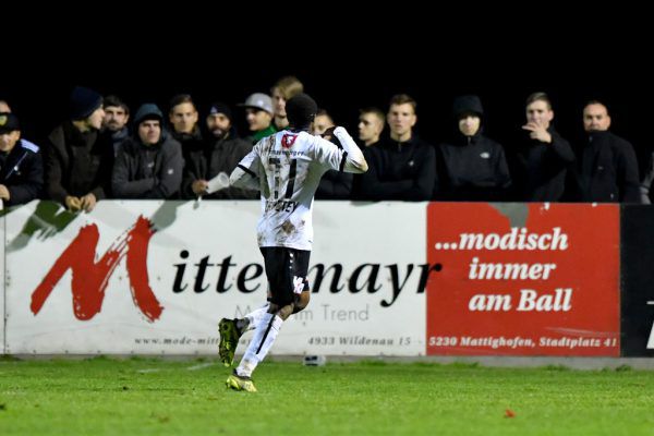 Für diese Geste in Richtung der Zuschauer wurde Tekpetey für zwei Spiele, eines davon bedingt, gesperrt. GEPA