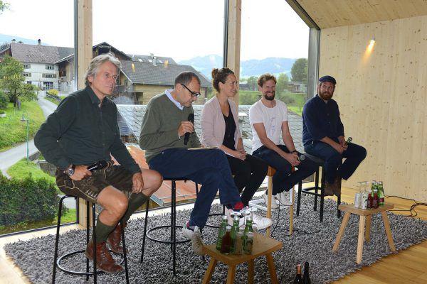 Georg Schweisfurth, Moderator Christian Seiler, Judith Pühringer, Georg Bechter und Simon Vetter (v.l.) bei der Diskussion im Schauraum von Mohr Polster in Andelsbuch.Daniel Ongaretto-Furxer