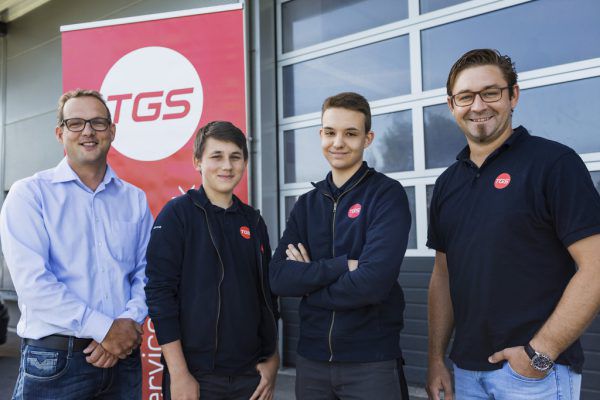 Geschäftsführer Christian Geipel (links) mit Ausbilder Simon Jenny und die beiden Lehrlinge. TGS/Darko Todorovic