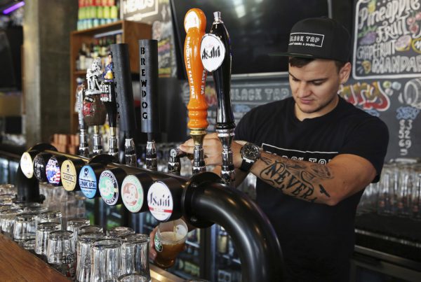 Im „Black Tap“ in Dubai sprudelt das Craft-Bier. Zudem setzen die Besitzer auf ein amerikanisches Flair. AP/Gambrell