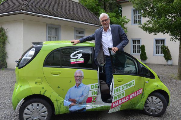 Im grünen Auto geht Spitzenkandidat Harald Walser auf Stimmenfang.