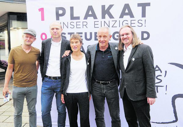 In der Dornbirner Innenstadt präsentierten Spitzenkandidat Peter Pilz und seine Mitstreiter das einzige Plakat. Sonja Schlingensiepen