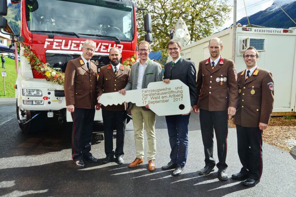 In Wald wurde das Feuerwehrgerätehaus eingeweiht und das neue Fahrzeug in Betrieb genommen.  VLK