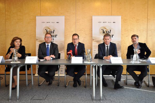 Jasmin Ölz-Barnay, Markus Klement, Martin Jäger von der Sparkasse Bregenz, Bernhard Moosbrugger vom Casino Bregenz und Winfried Nußbaummüller (v.l.) informierten über den Kulturpreis 2017. Sparkasse Bregenz