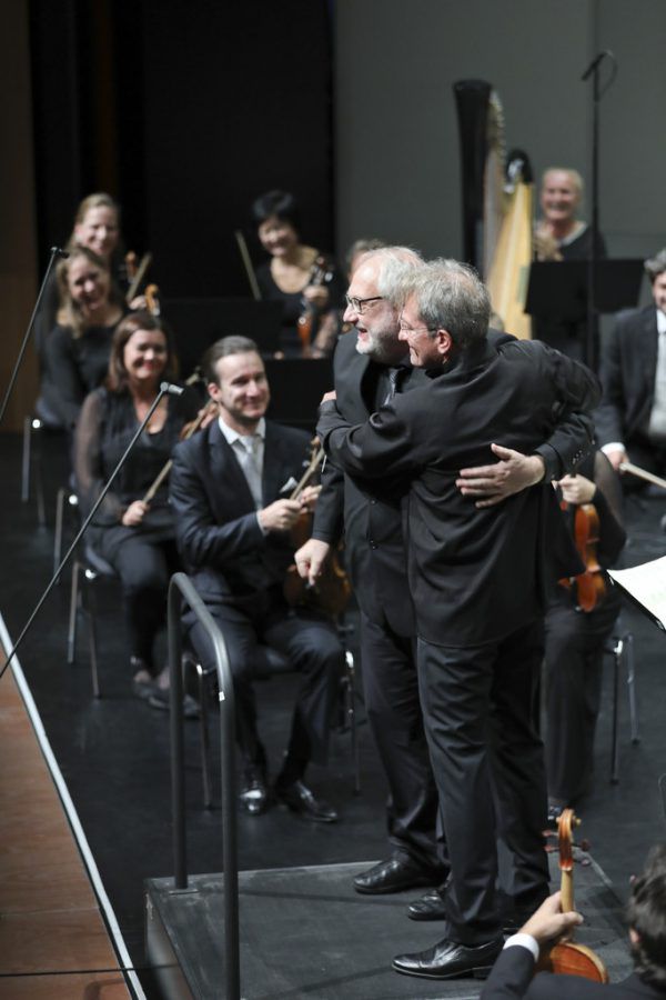 Komponist Richard Dünser mit SOV-Dirigent Gerard Korsten bei der Uraufführung im Montforthaus (v.l.). Mathis Fotografie(2)