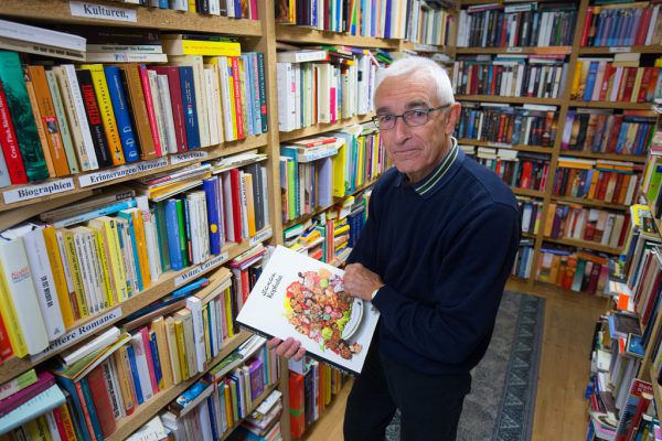 Kurt Arnoldini weiß genau, wo welches Werk in seinem Geschäft, dem Bücherbasar, zu finden ist. Klaus Hartinger (3), Bernd hofmeister (1)