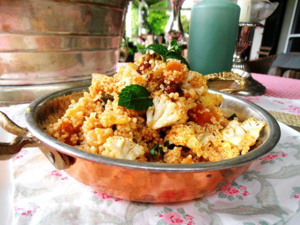 Marokkanischer Couscous mit Blumenkohl – ein wundervoll leichtes fruchtig-würziges Gericht. Ulrike Hagen